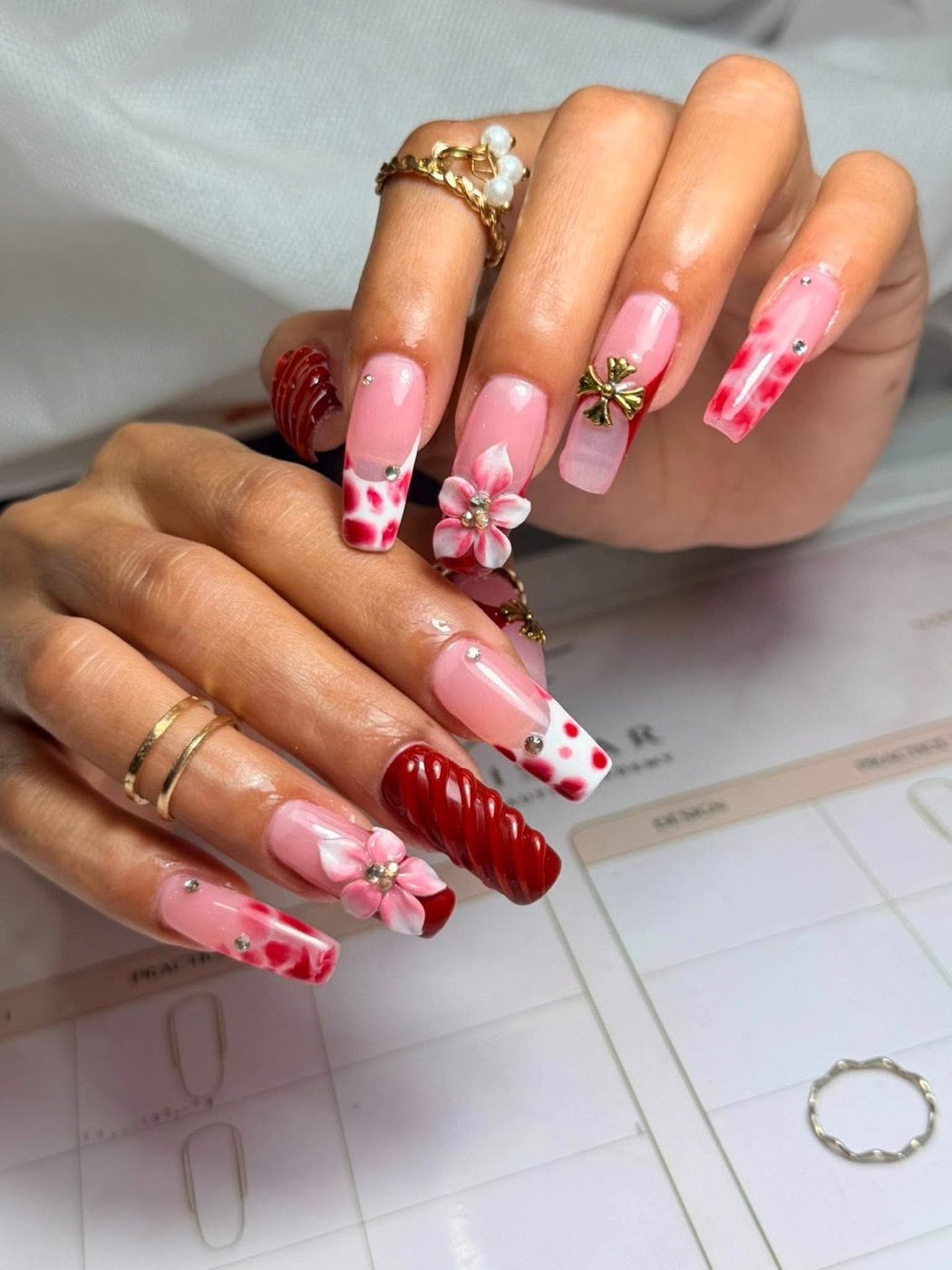 Håndlavet nail art med 3D-detaljer
